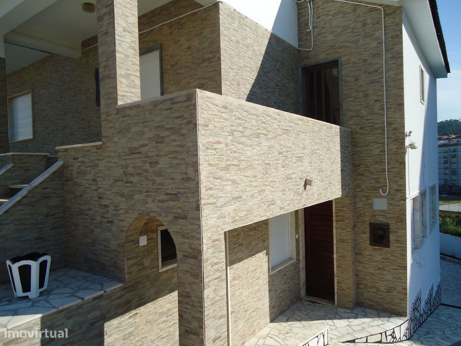 Moradia Duplex T4 em Condomínio Fechado com Pátio e Garagem no Cacém
