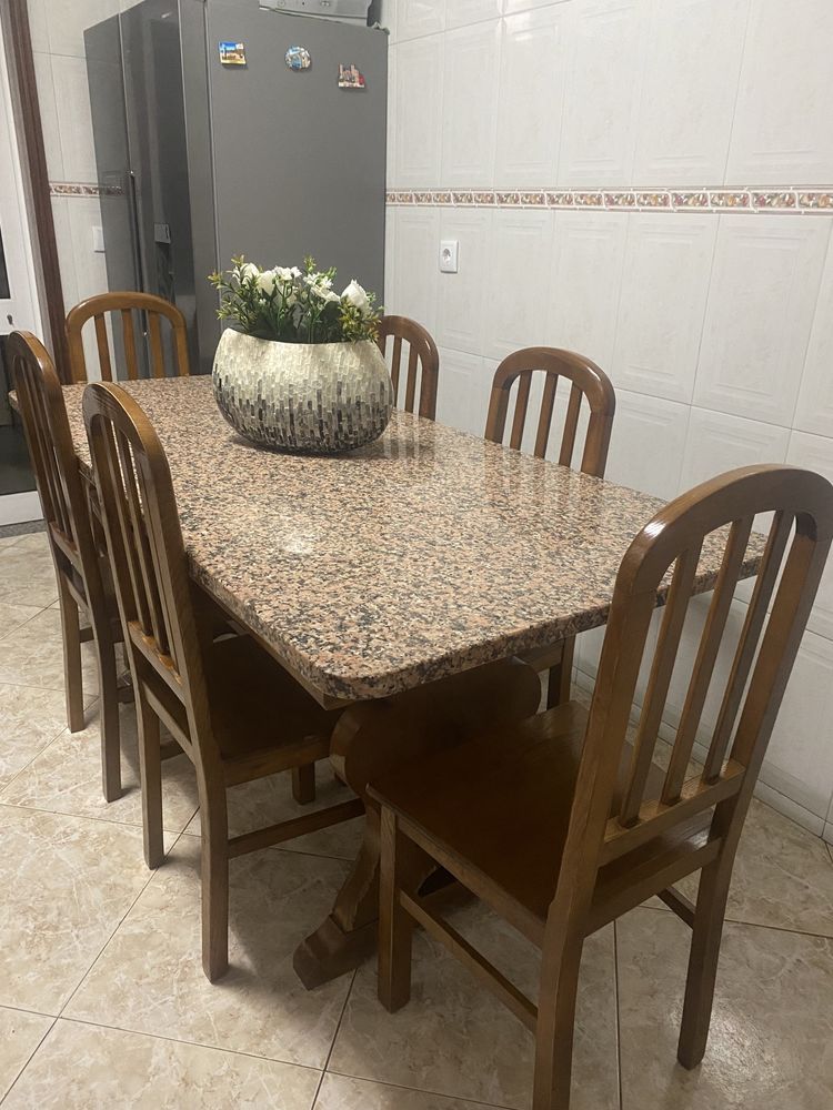 Vendo mesa mais cadeiras