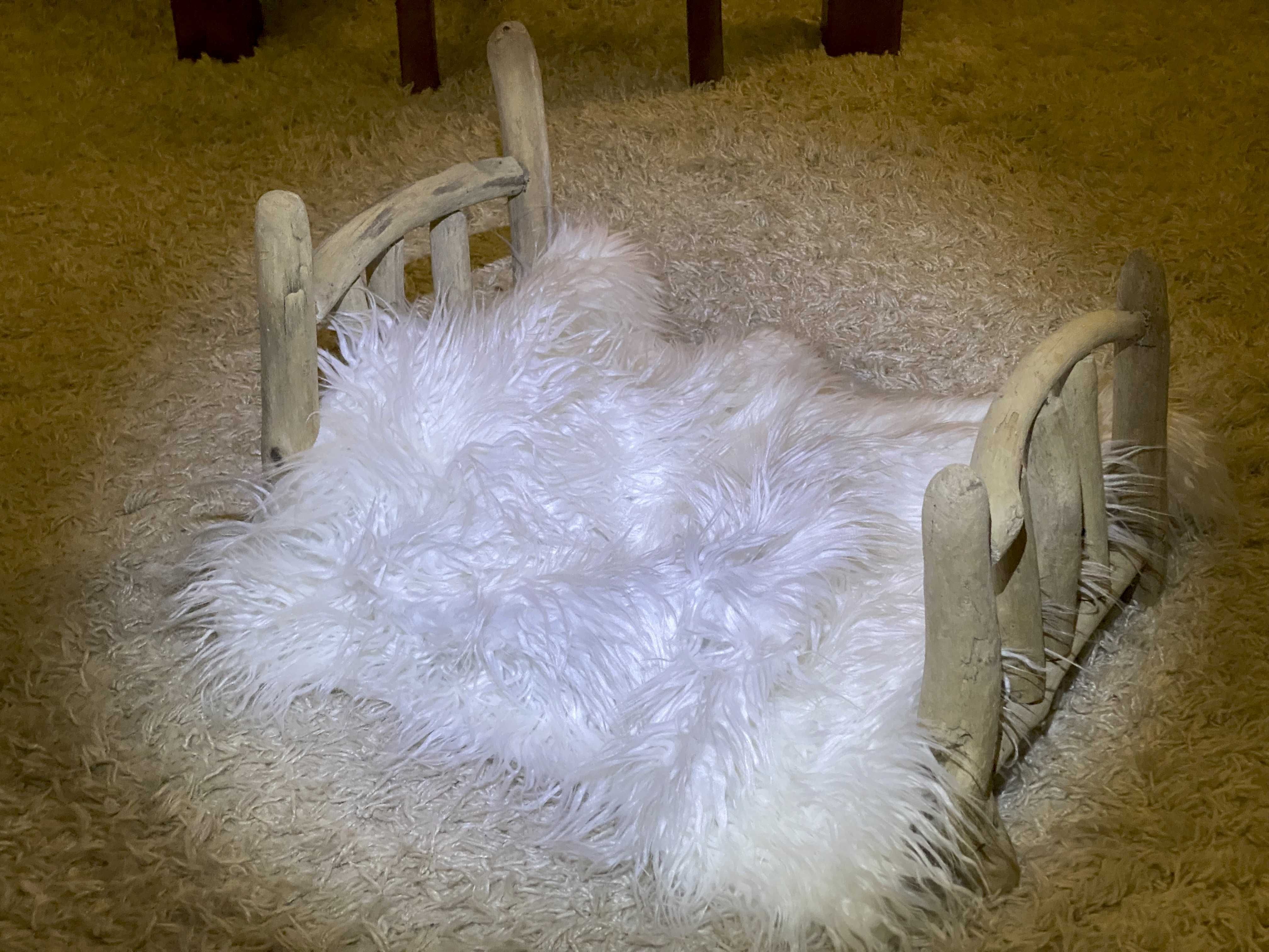 Białe futerko, kocyk do fotograficznych sesji noworodkowych