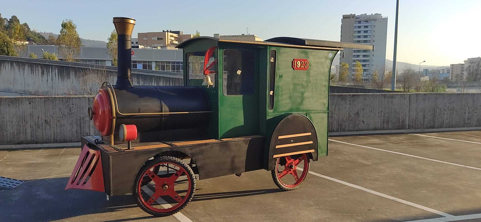 Comboio com assador de castanhas e forno para pão com chouriço