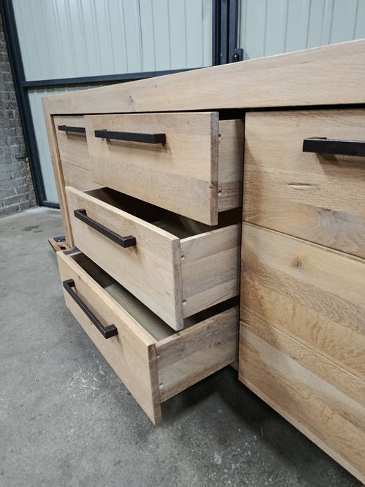 Nowa komoda z  dzikiego dębu. OUTLET. 222 cm. Ciche domykanie.