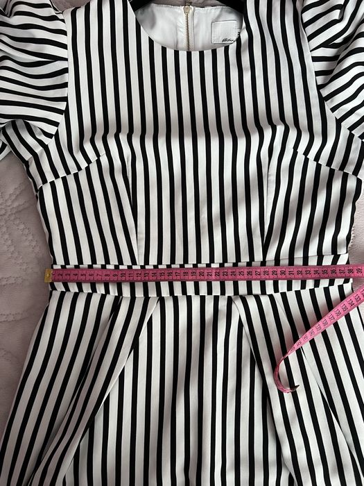 Сукня, плаття з обʼємними рукавами в полоску