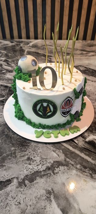 Торти, капкейки, макаронси, трайфли – десерти на замовлення