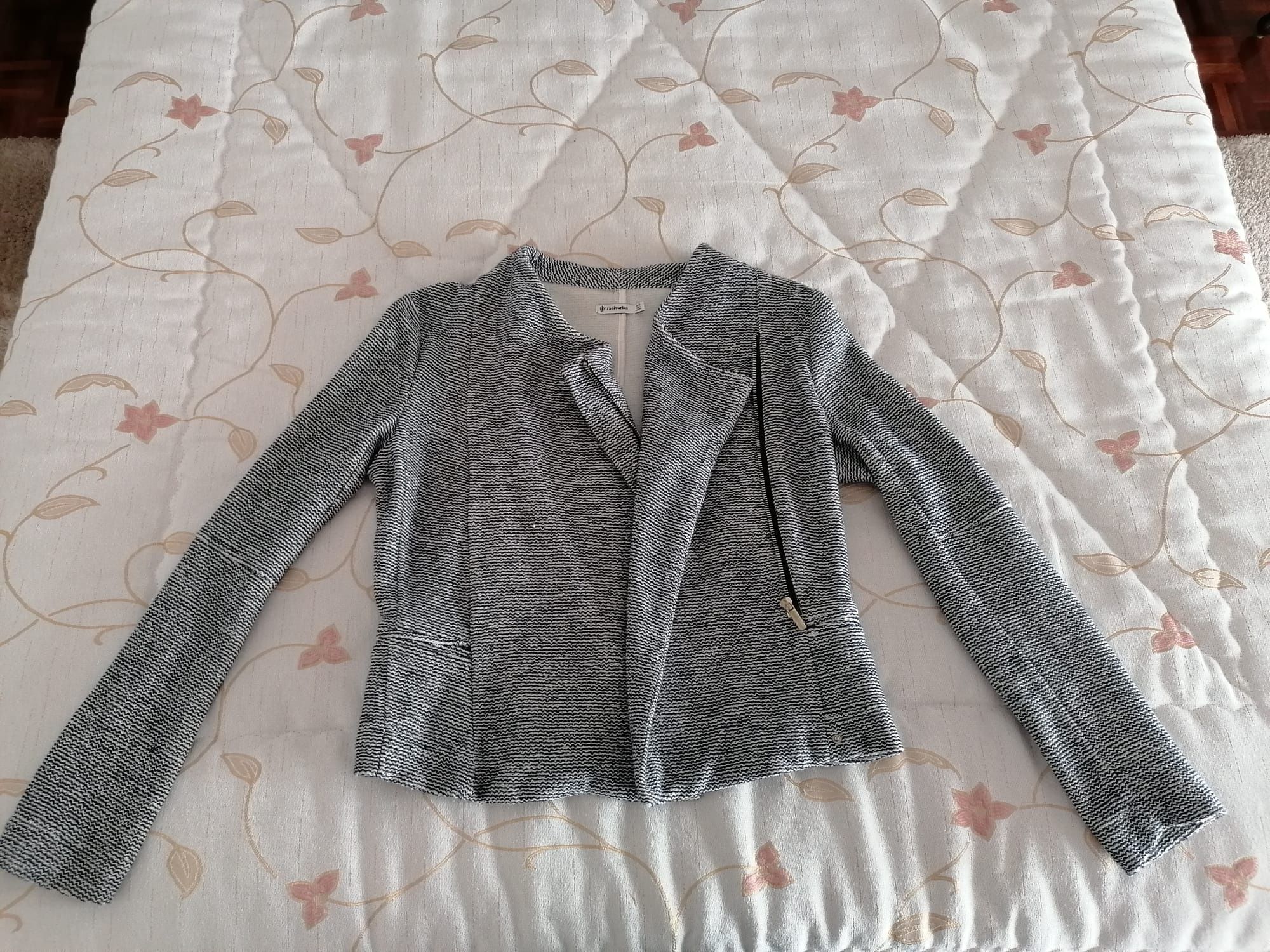 Casaco formal cinzento e branco