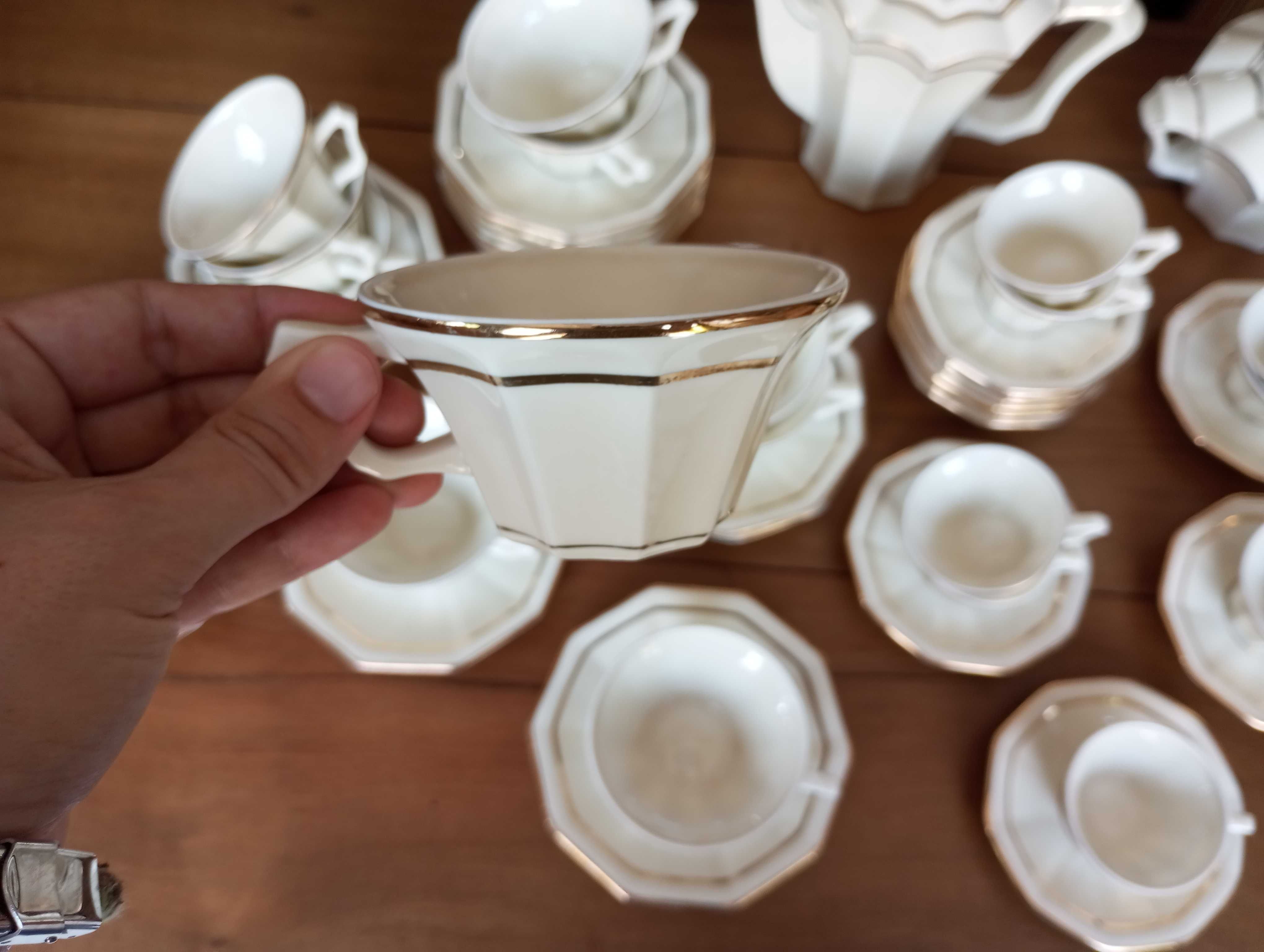 Antiga parte de serviço de café e chá em porcelana S.P. Coimbra
