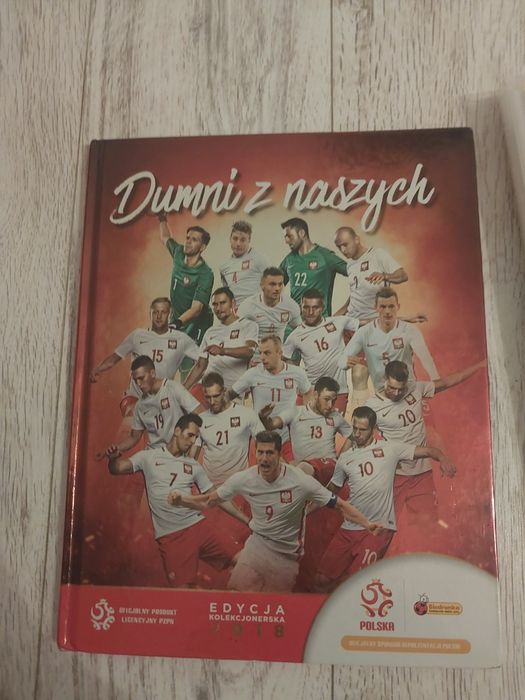 Karty piłakrskie pełne w środku z alubami