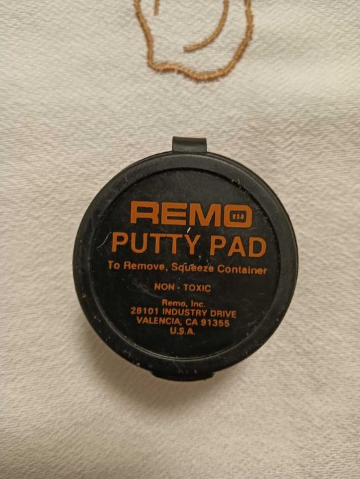 Remo Putty Pad para percussão.