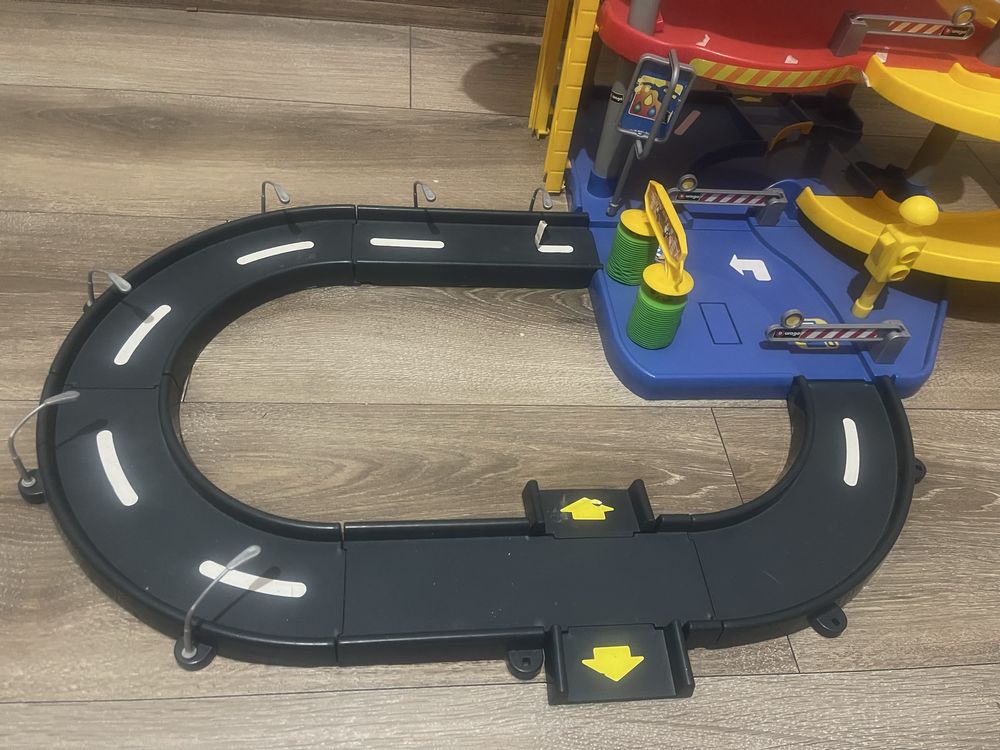 Продам детский паркинг для машинок , трек