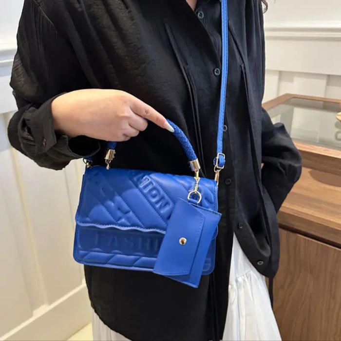 Torebka - pikowana listonoszka z łańcuszkiem