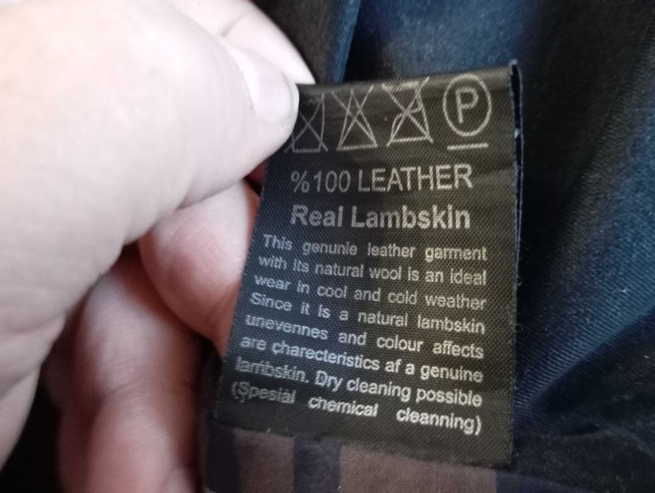 Натураьний шкіряний пуховик з капюшоном.Знижено ціну.3100 грн.