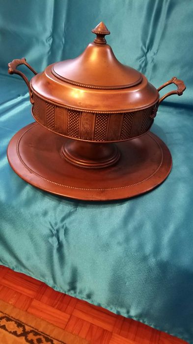 terrina e prato muito antigo