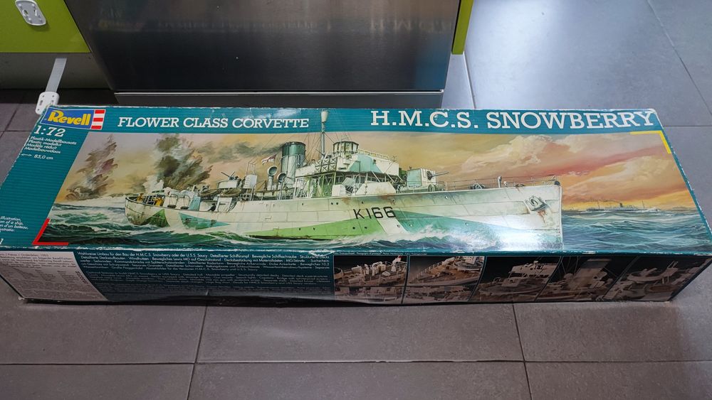 Revell HMCS Snowberry Flower Class Corvette 1:72 kit : 5061