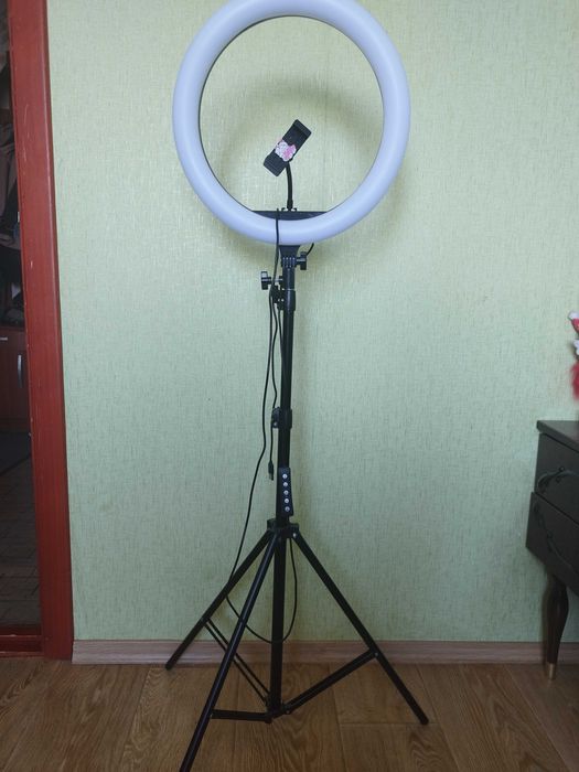 Кільцева лампа з штативом