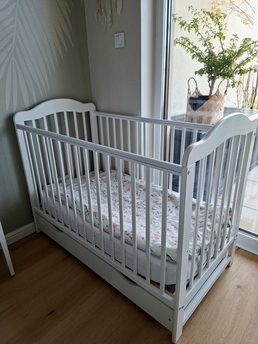 Drewniane łóżeczko z szufladą, wyjmowanymi szczebelkami i frontem