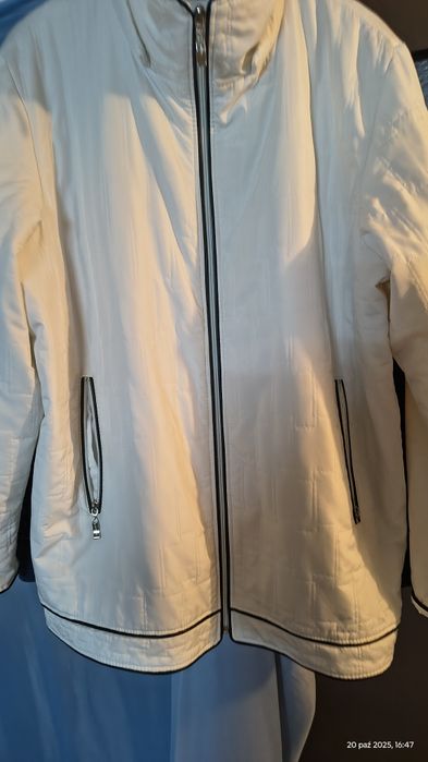 Śliczna biała kurtka