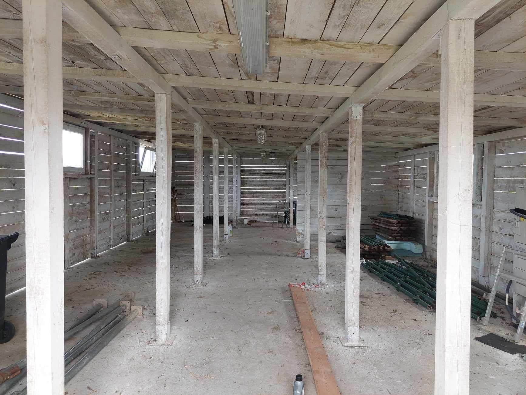 Drewniana stajnia z betonowym fundamentem