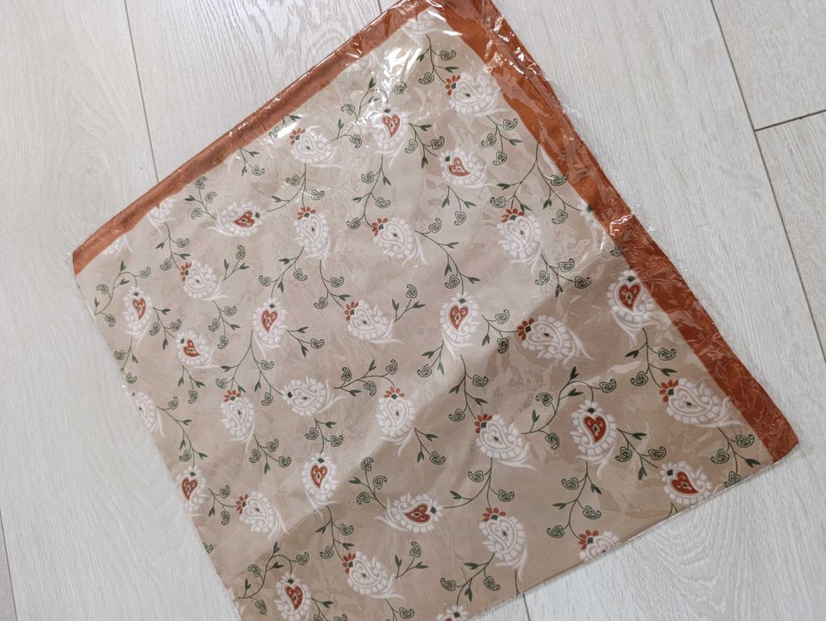 Chustka we wzorki karmel beż
