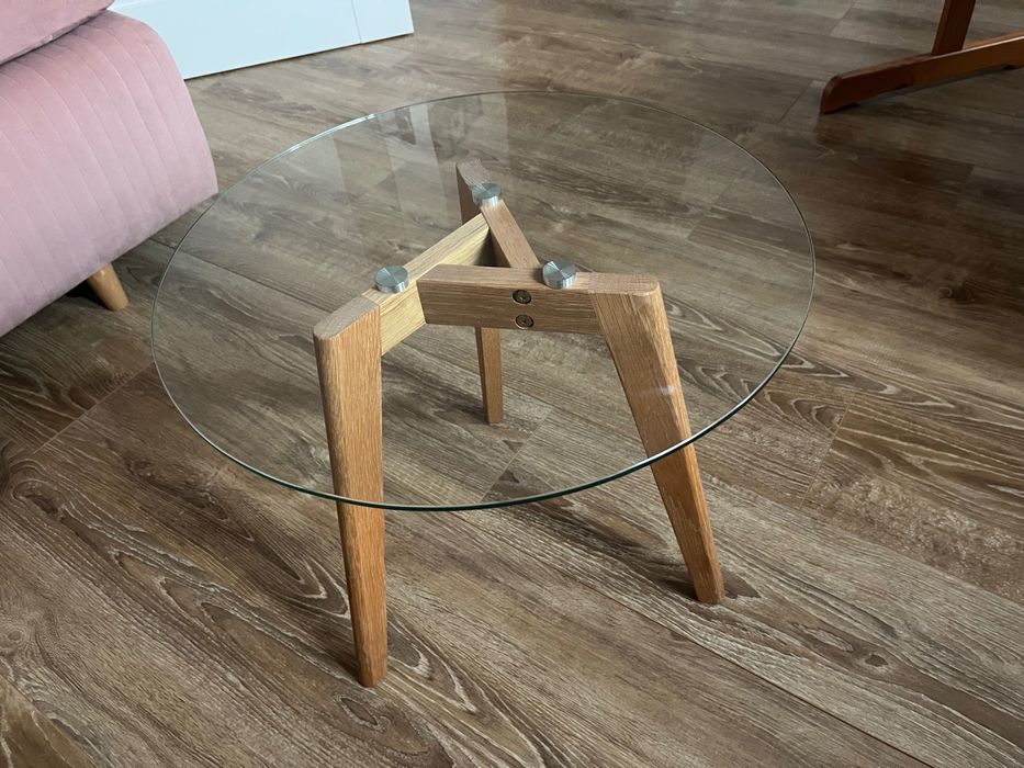 Okrągły stolik ze szkła hartowanego z drewnianymi nogami