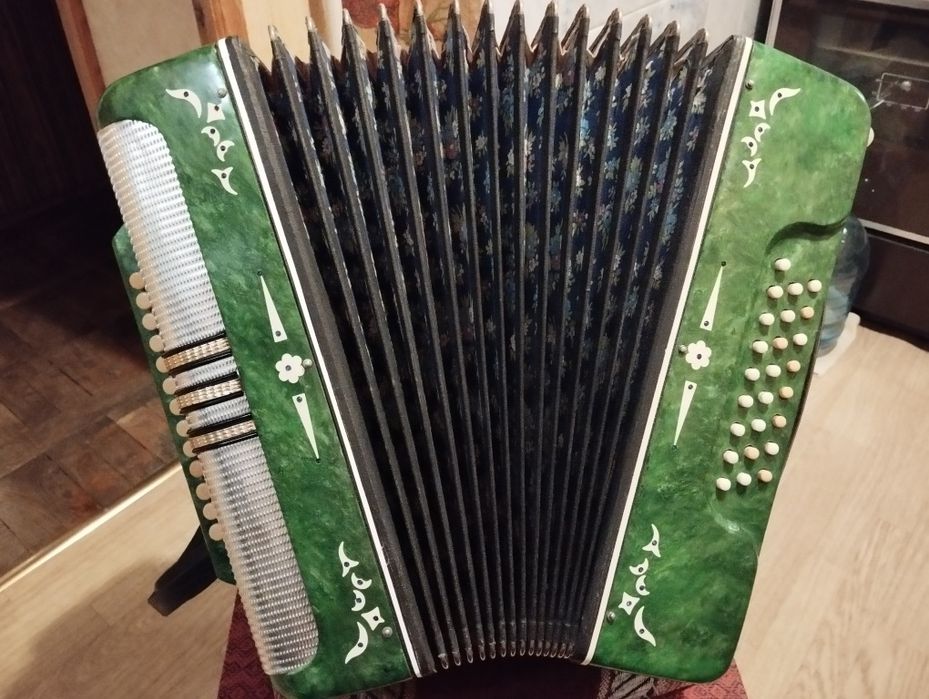 Нужна хорошая гармонь? Тогда это она. Беларусь,чётырехголосая.