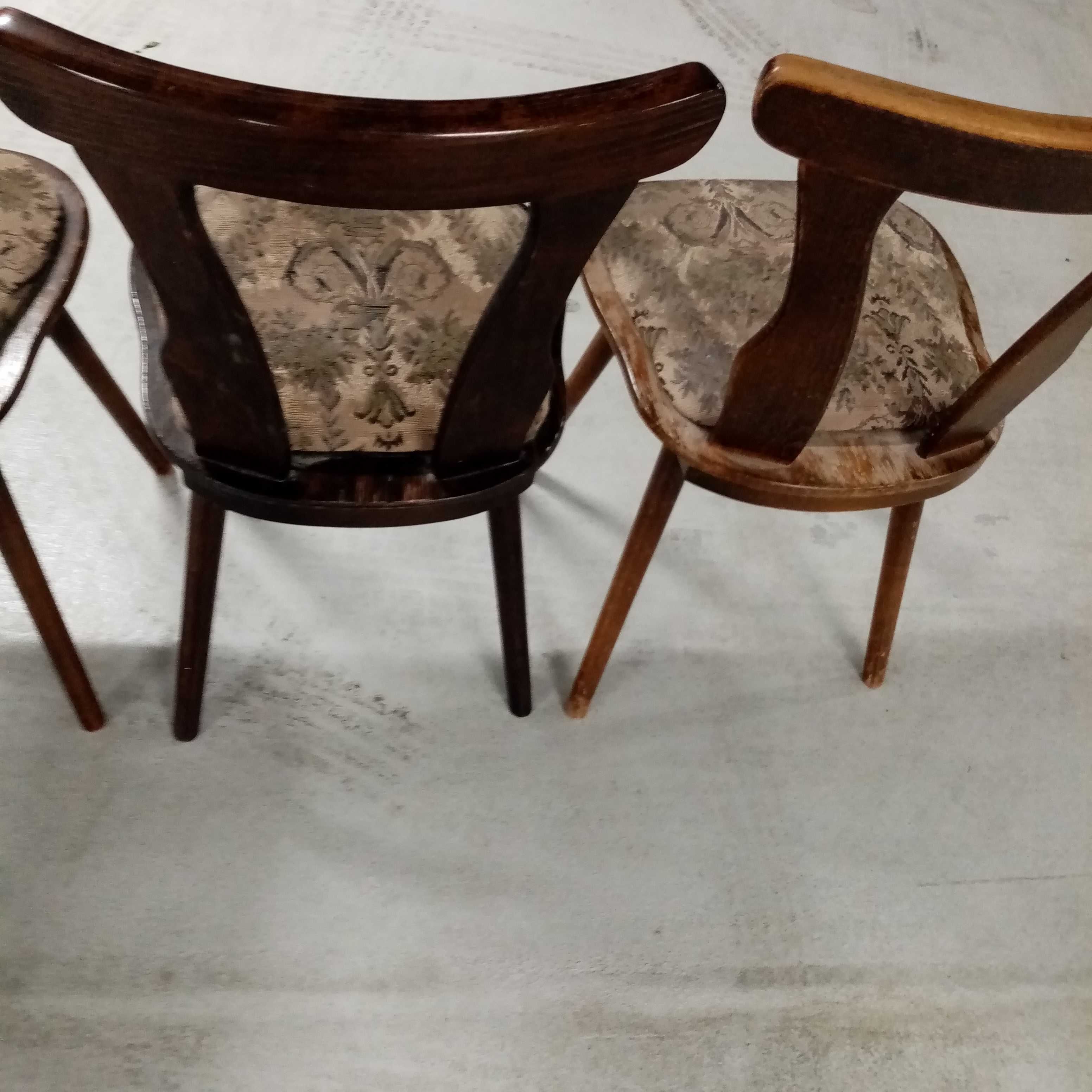 trzy krzesła drewniane okres powojenny