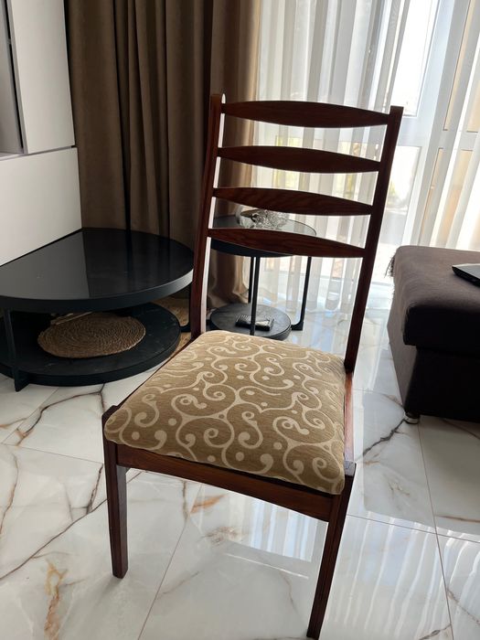 Крісла обідні, крісла кухонні. Стілець на ножках . Деревʼяні стільці