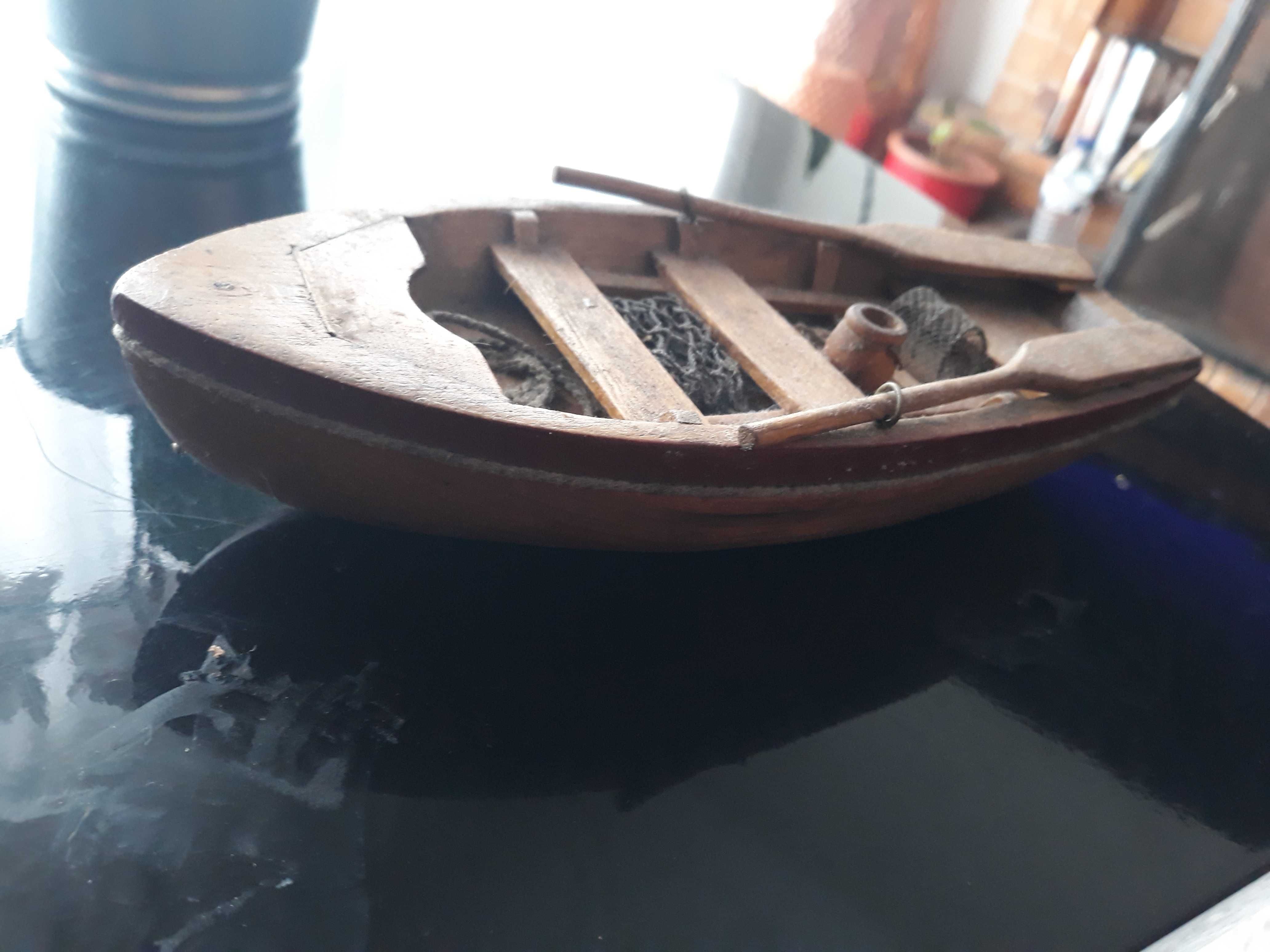 Barco antigo em madeira