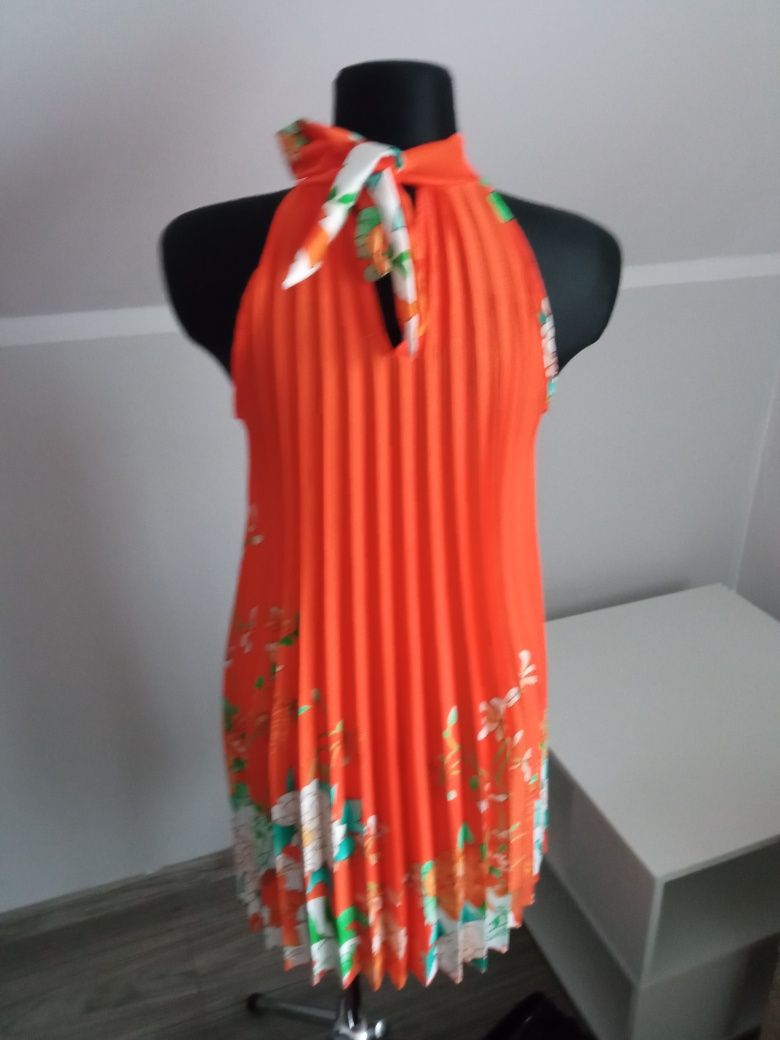 Sukienka pomarańczowa plisowana.