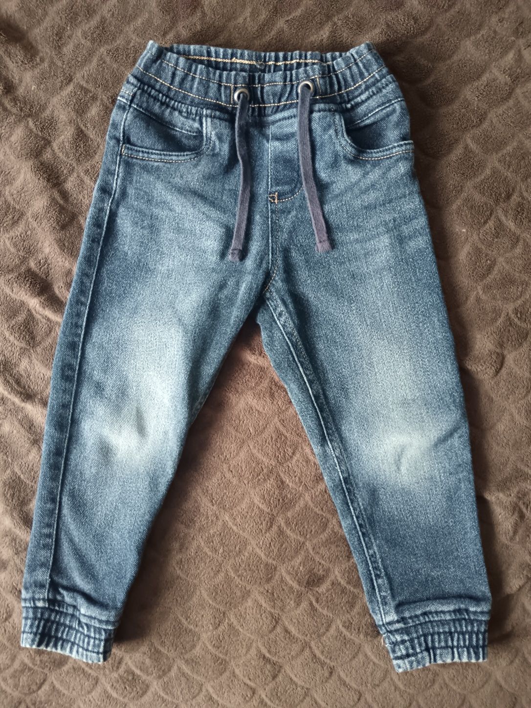 Spodnie jeansy r. 98-104