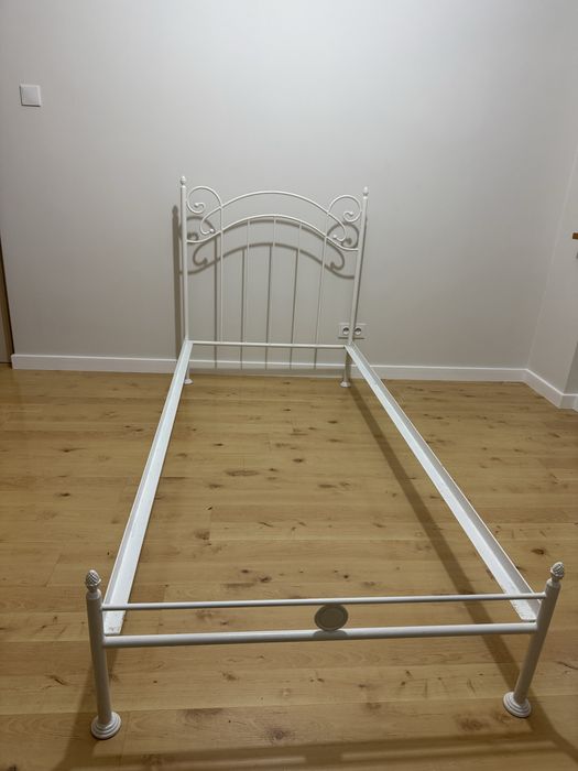 Łóżko metalowe pojedyncze białe