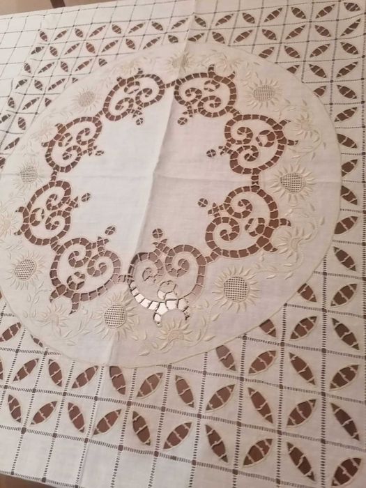 Obrus biały haftowany