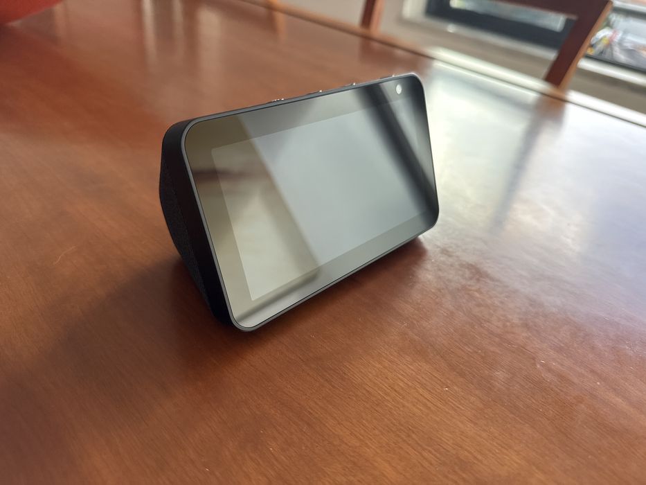 Vendo uma Alexa de ecra echo show 5, cor preta antracite