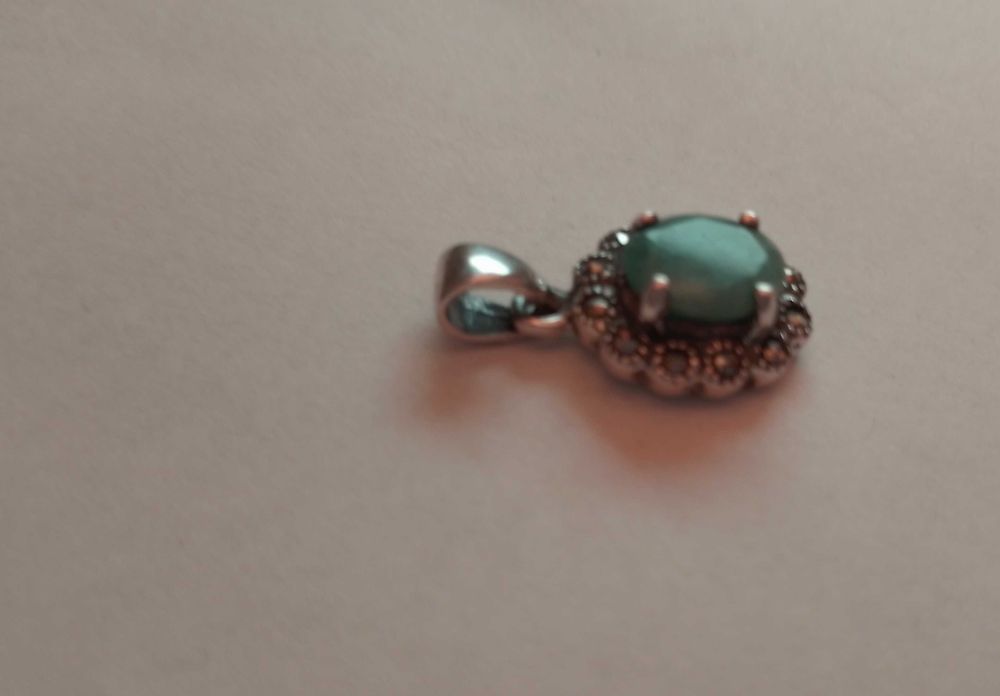 zawieszka srebrna ze szmaragdem, srebro 925 szmaragd i markazyty