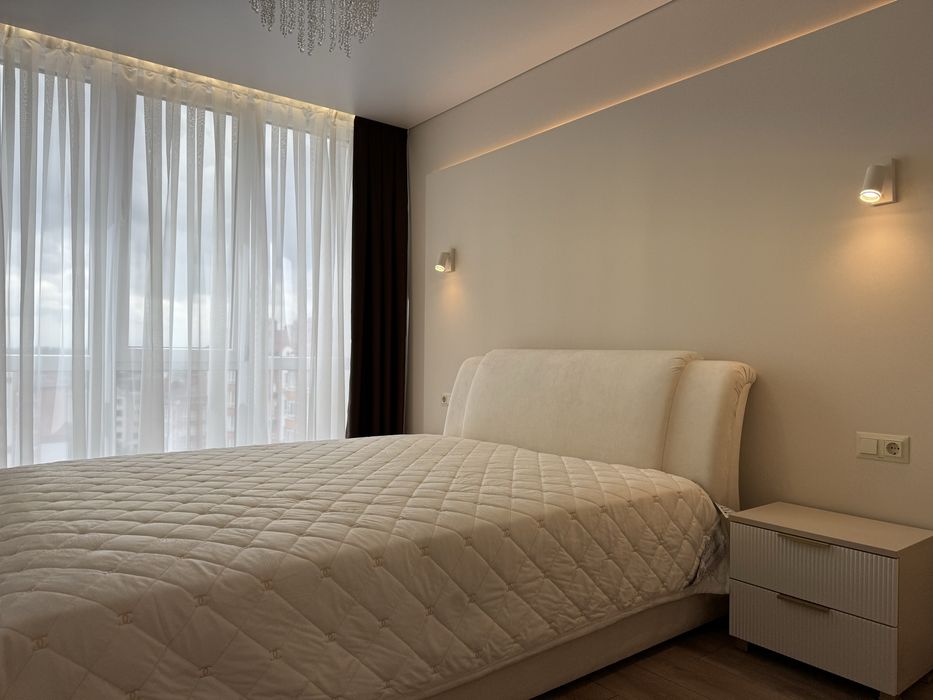 Центр міста, стильна 1.5 кімнатна з меблями та технікою – вид на гори!