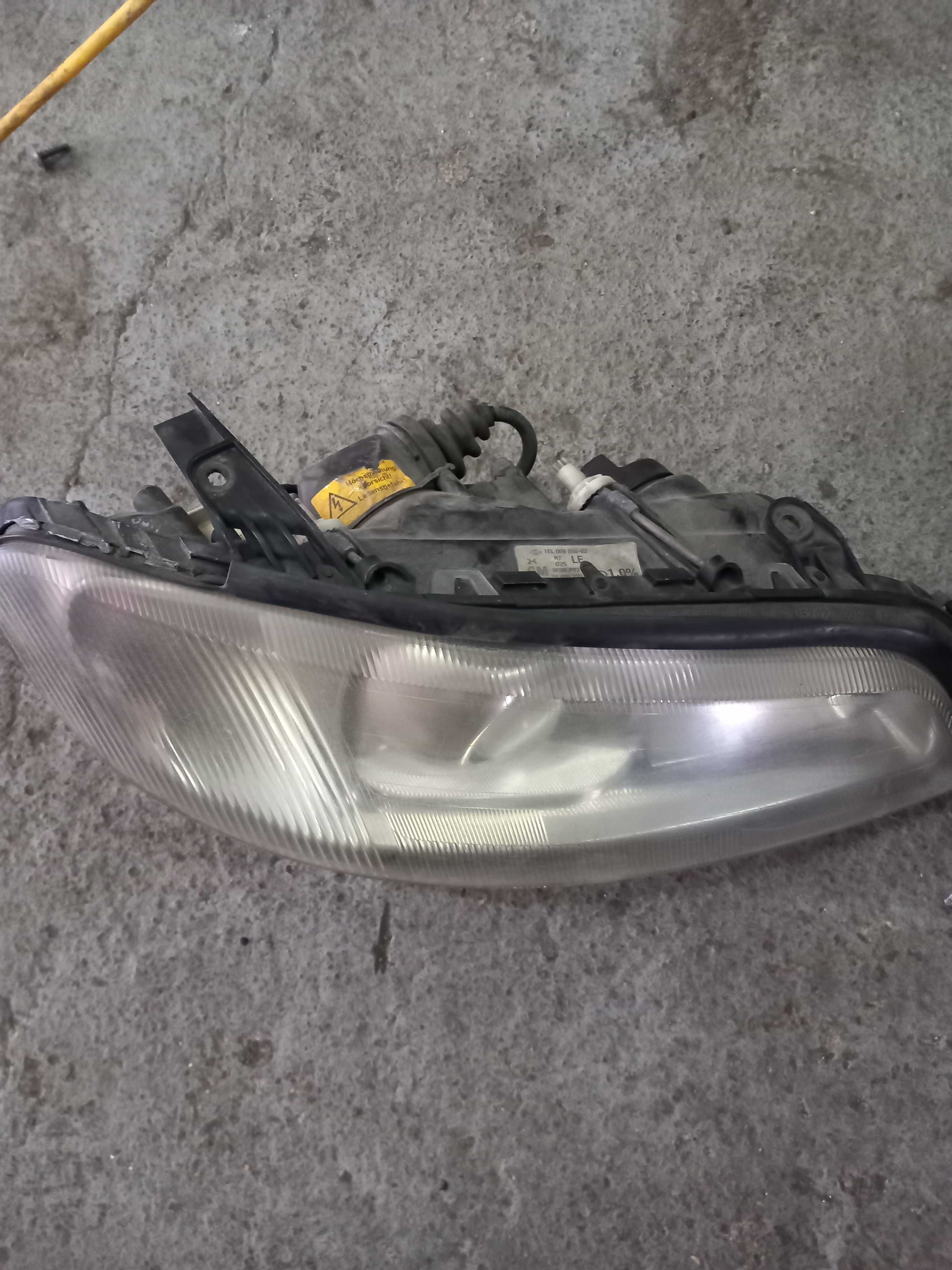 Opel Omega C B lift lampa przod lewa Xenon prawa