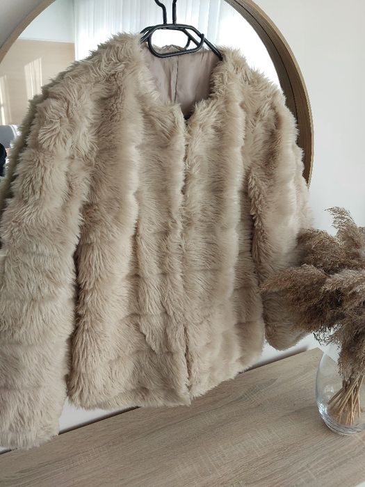 Futerko krótkie Sztuczne futerko z długim włosiem Beżowe Efektowne
