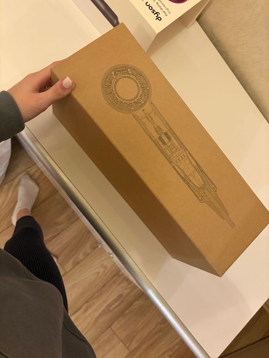 Продам фен Dyson Supersonic
Колір: Fuchsia / Iron