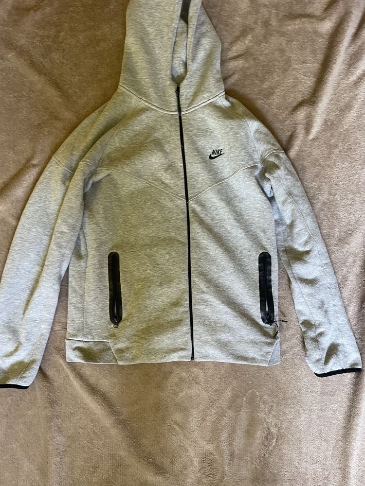 Nike tech fleec.