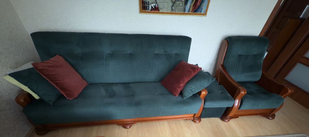 Drewniana tapicerowana kanapa