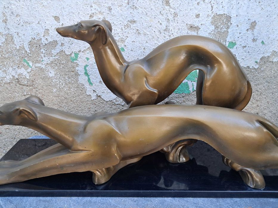 Escultura dos galgos antiga.