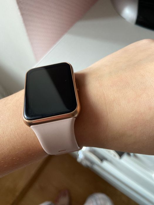 Смарт-годинник у світлому кольорі