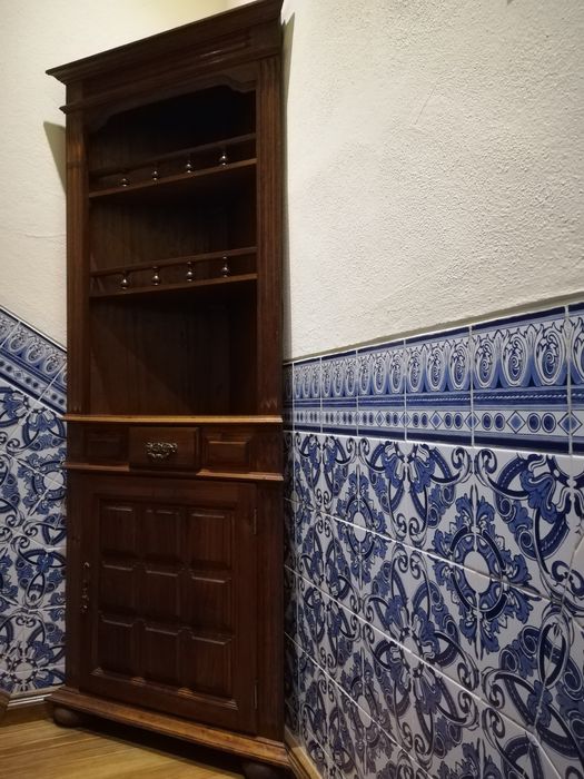 Móvel de canto em madeira