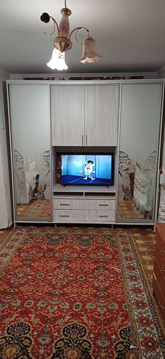 Продам майже новий шкаф