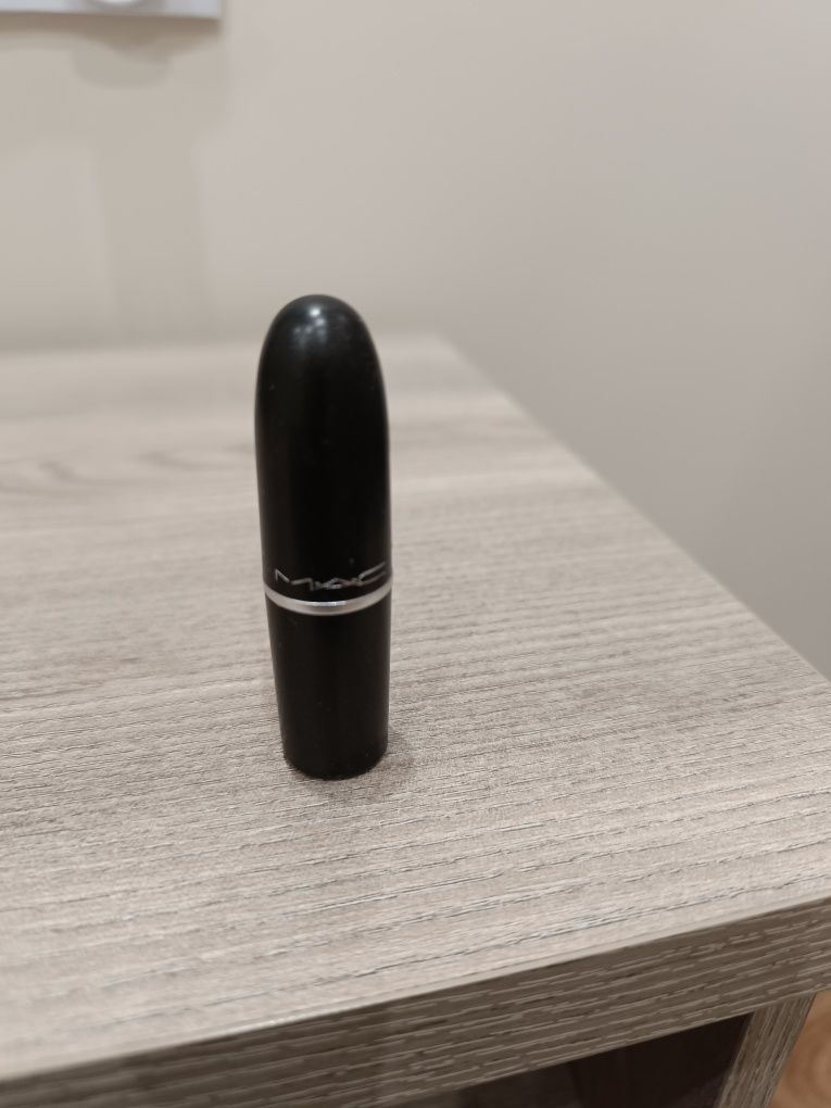 Pomadka Mac Red Satin Lipstick 811
