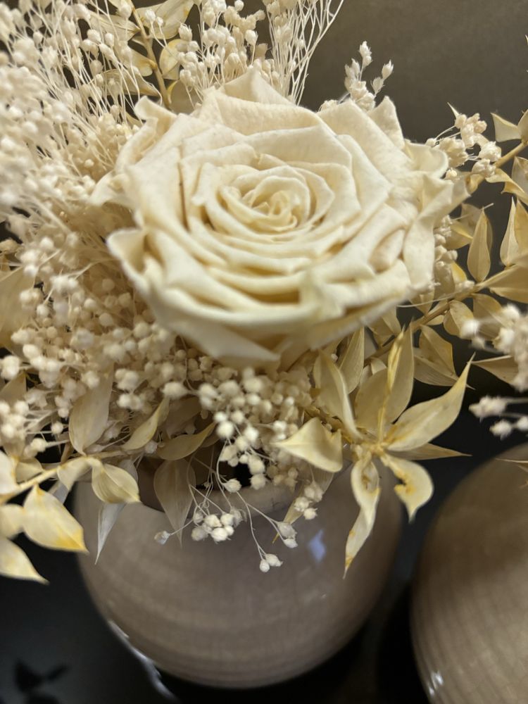 Arranjo decorativo flores beje