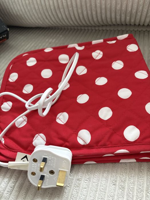 elektryczny podgrzewacz do talerzy marki Delta Kitchen.