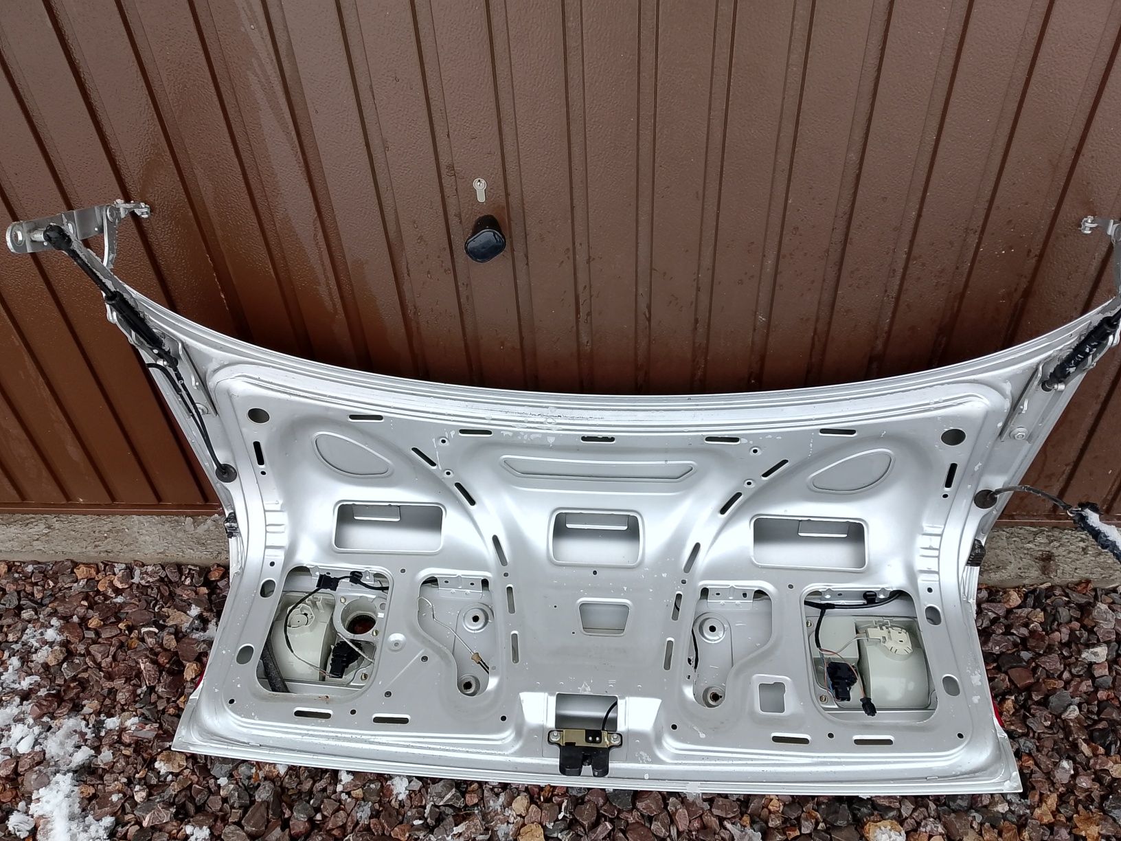 Klapa tylna bagażnika Audi 80 B4 srebrna gola, bez lamp