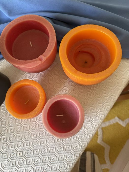 4 velas laranja e vermelho