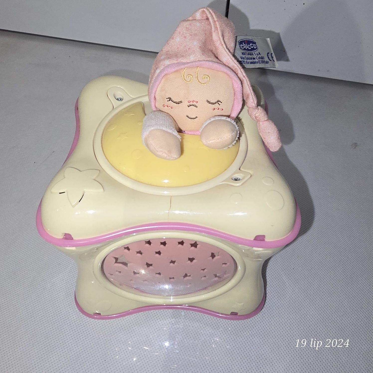 Chicco lampka grająca pozytywka model 02430 tęczowa kostka projektor