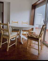Mesa de madeira maciça branca com cadeiras