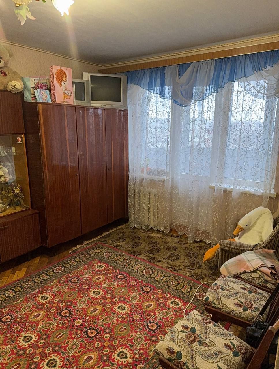 Продаж 1 км.кв., +гараж у дворі дому, без посередників